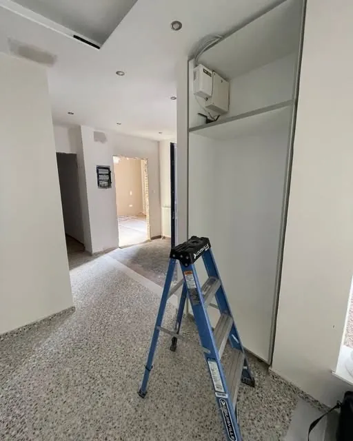 Όροφος υπό παράδοση, με ανιχνευτή τοποθετημένο στην οροφή του διαδρόμου.